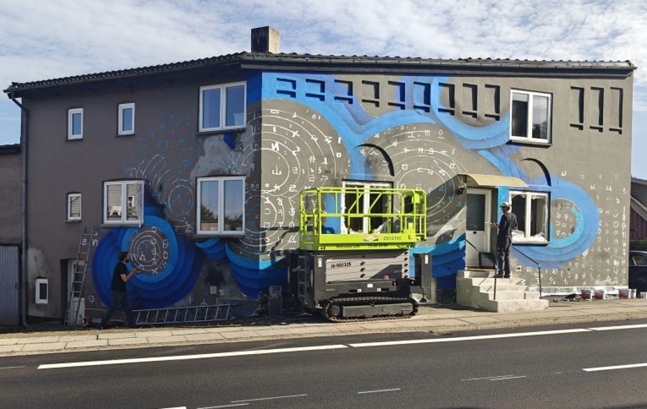 Den polsk-tyske gadekunstner 1010, står bag et ud af to nye gavlmalerier i Hovedgård - her på Horsensvej.